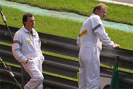 MSS-medlemmerne Jakob Søndergaard (t.v.) og Preben Jensen venter på ’kunder’ i butikken på deres flagpost på Spa-Francorchamps